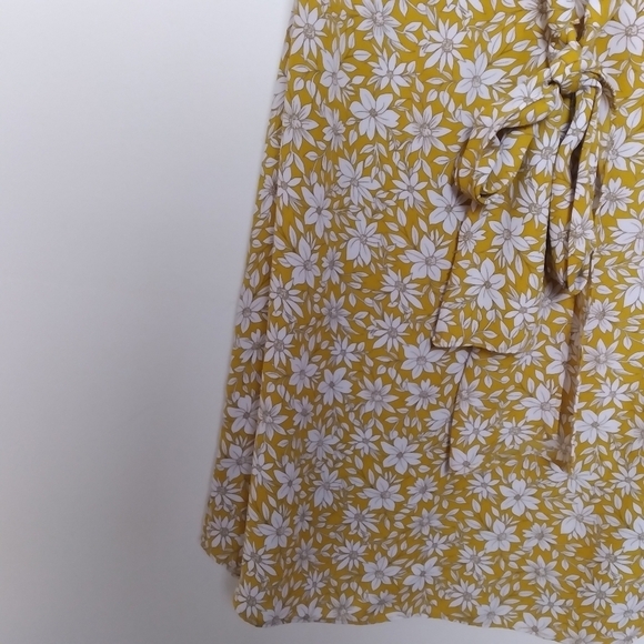 Cynthia Steffe Mustard Yellow and White Bow Sleeveless Blouse Size Medium - Picture 6 of 11